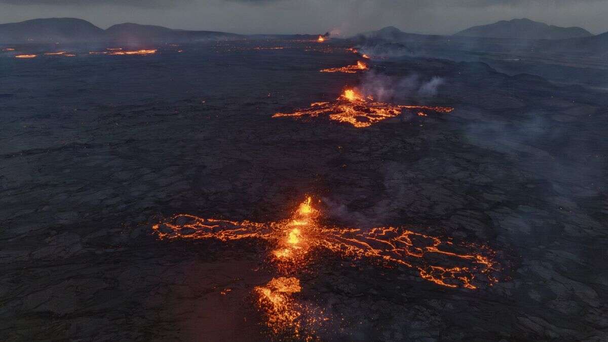 Sigue la alerta roja en Grindavík por los gases venenosos del volcán