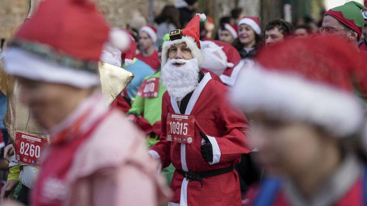 Papá Noel se lanza multiplicado en maratones benéficos por toda Europa