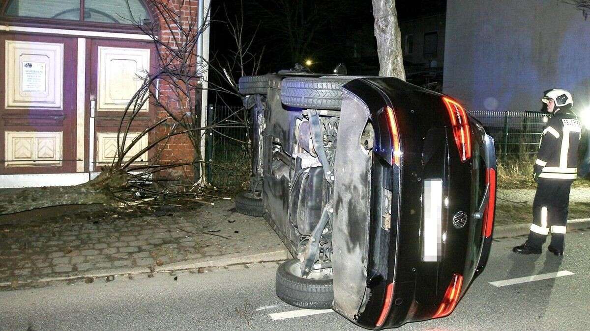 Auto prallt gegen Baum und legt sich dann auf die Seite