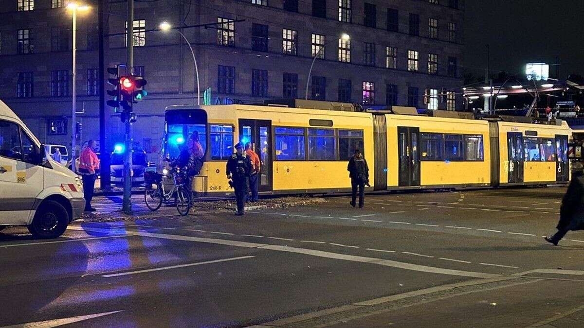 Prenzlauer Berg: Fußgänger wird von Tram erfasst und stirbt