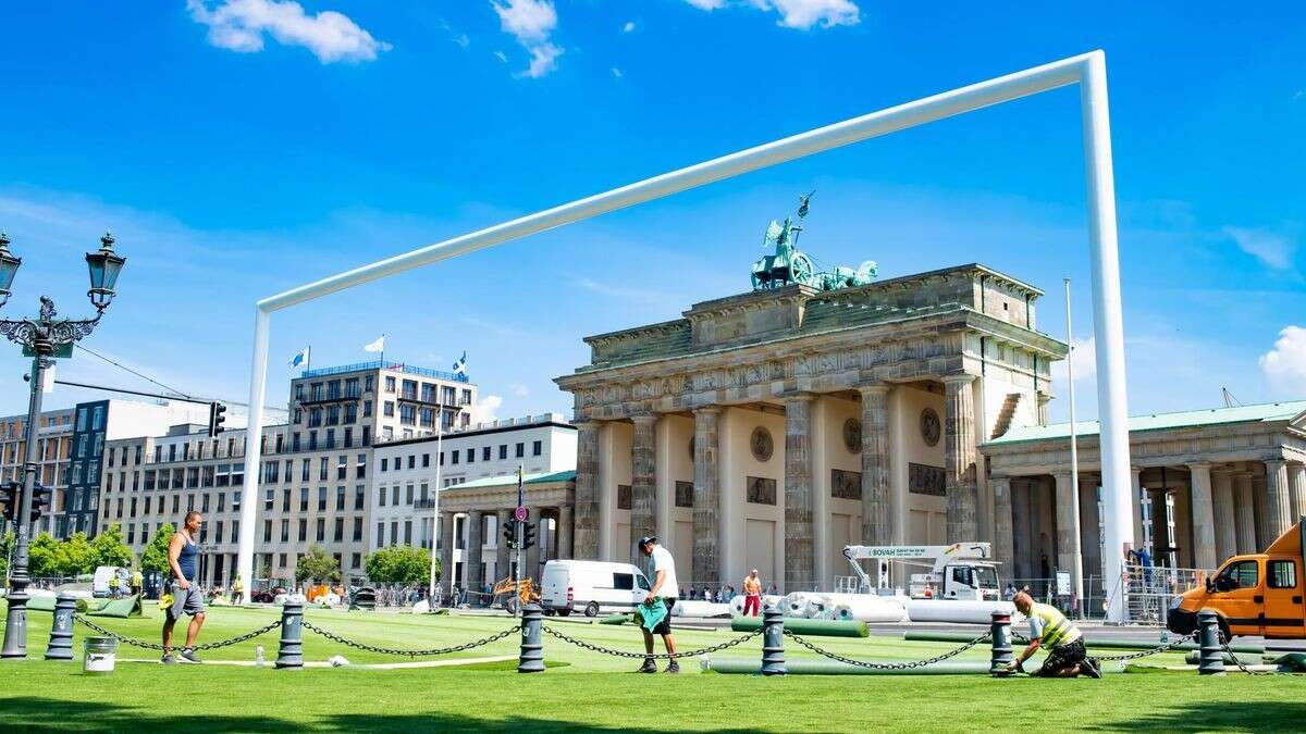 Mega-Tor aus der Berliner Fan Zone wird verkauft