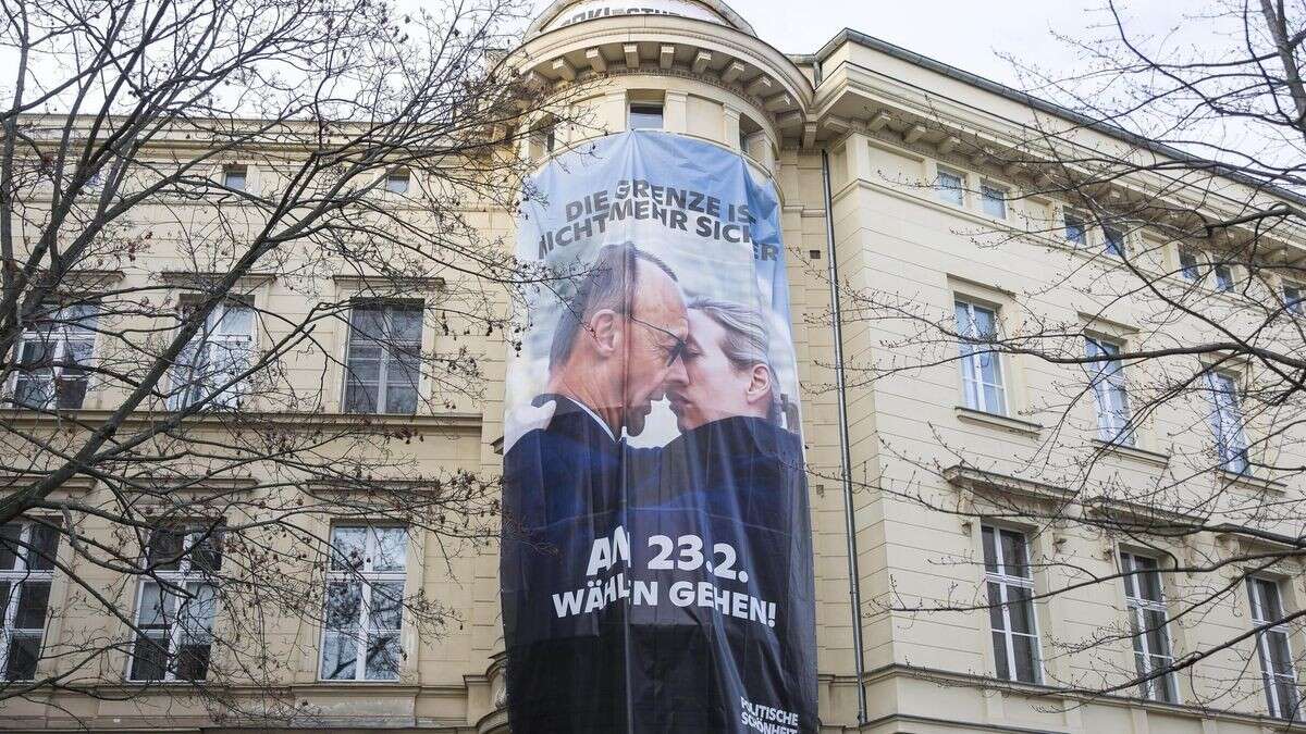 Plakat am Gorki-Theater abgehängt: Polizei gibt Fehler zu