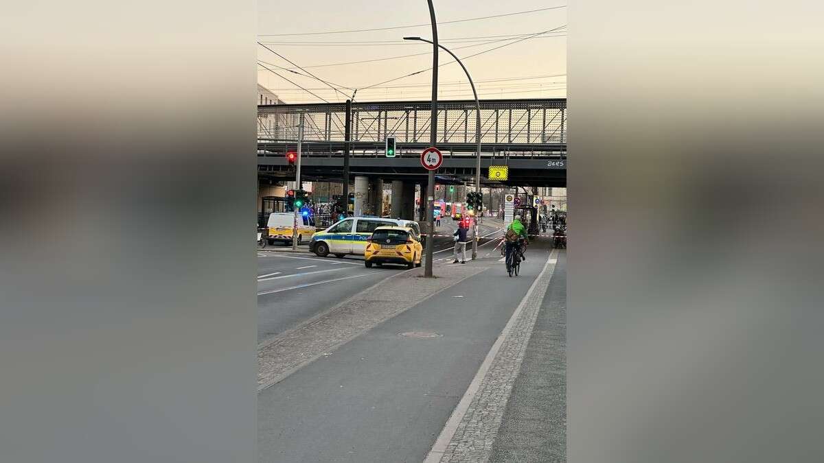 Laster fährt gegen S-Bahn Brücke: Verkehrschaos in Karlshorst