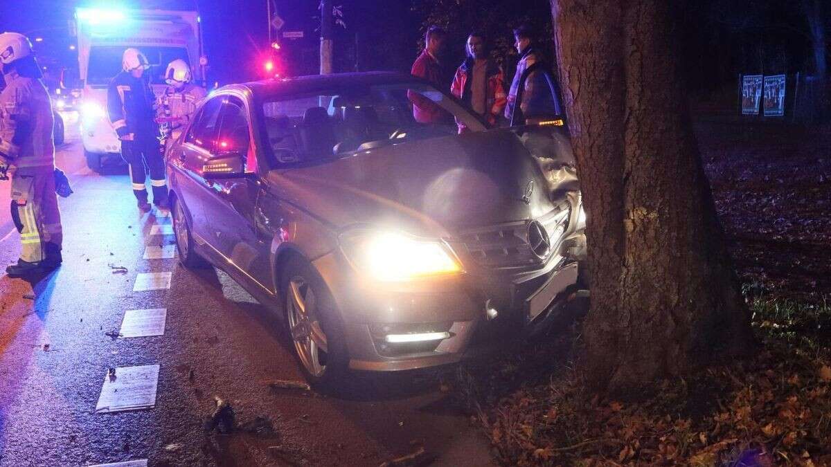 Plänterwald: Betrunkener Autofahrer kracht gegen Baum