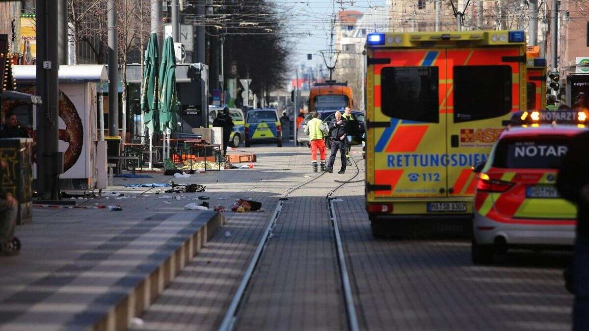 Auto rast in Menge: Mindestens ein Toter, Fahrer festgenommen