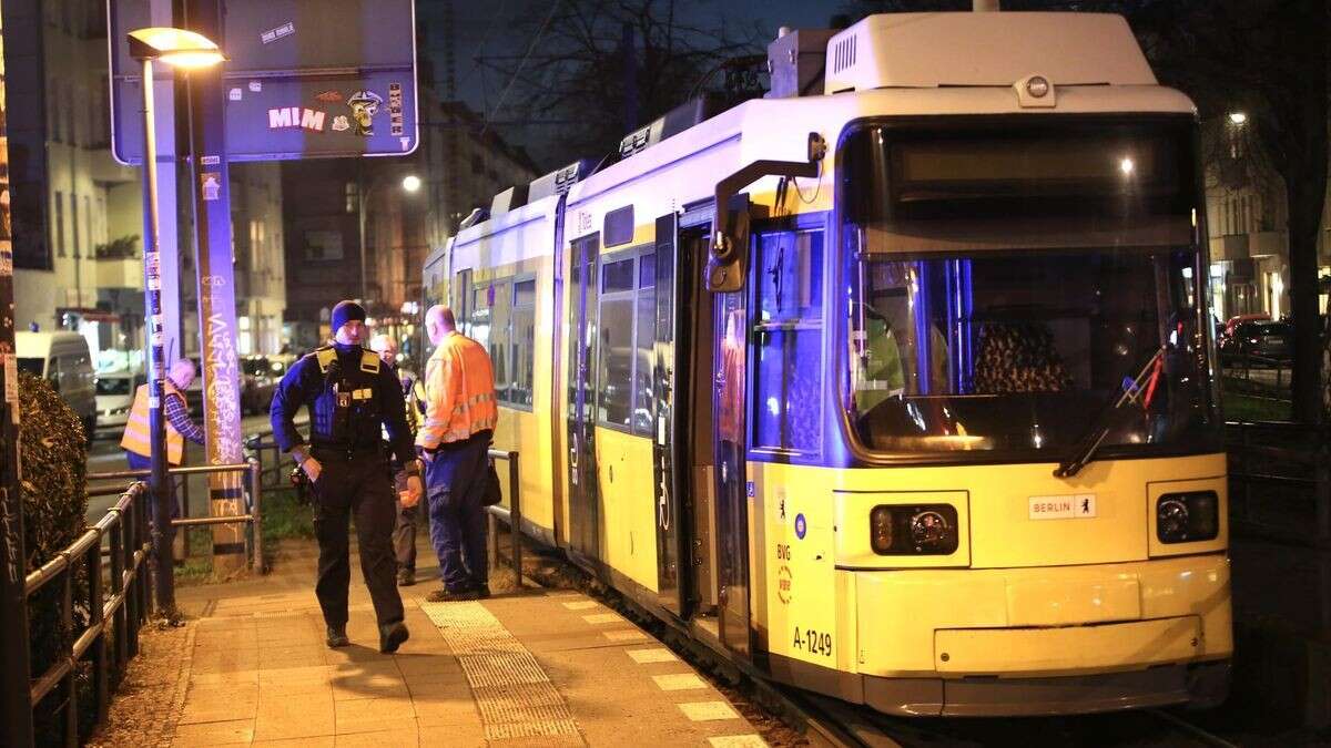 Tram fährt Fußgänger an – Rettungshubschrauber im Einsatz