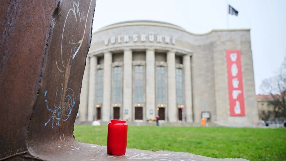Banner an Fassade der Volksbühne erinnert an Pollesch