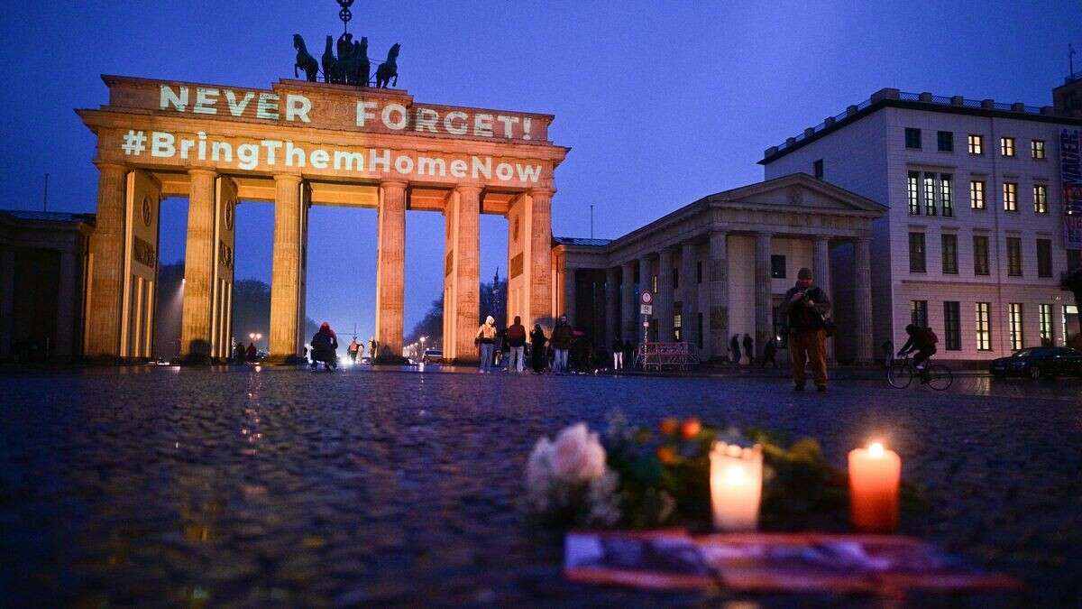 Brandenburger Tor leuchtet orange – Gedenken an getötete Familie