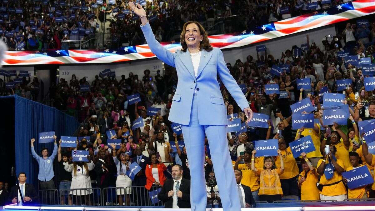 Was das Outfit von Kamala Harris über ihren Wahlkampf verrät