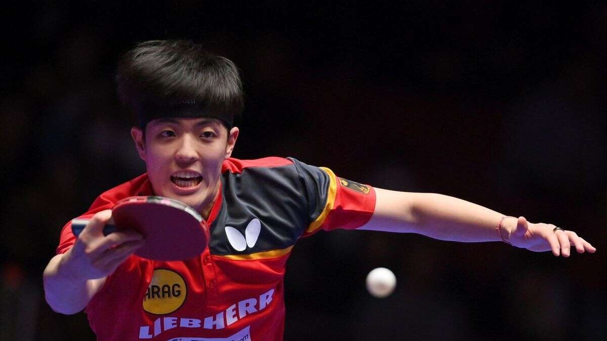 Dang Qiu schlägt Timo Boll im deutschen Tischtennis-Duell