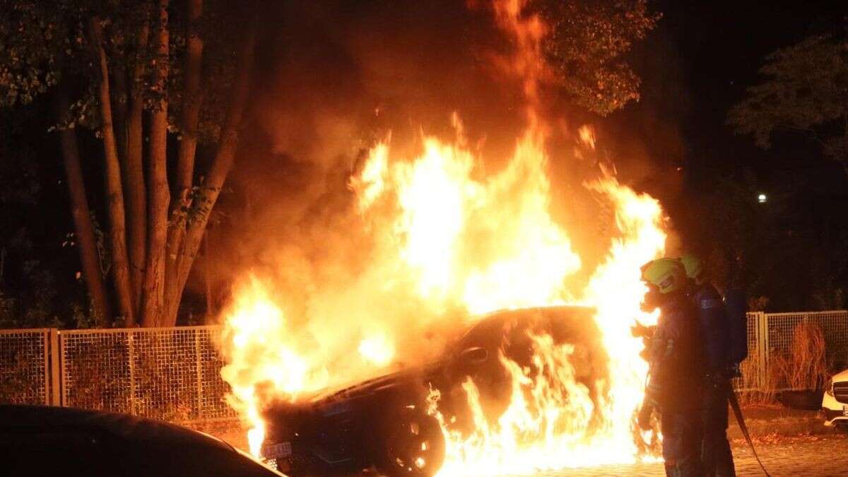 Feuerwehr löscht lichterloh brennendes Auto in Neukölln