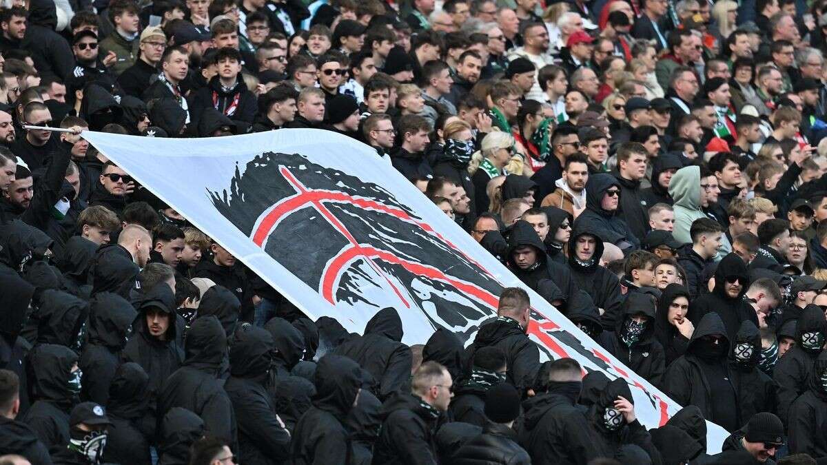 Pyro, Tennisbälle, Fadenkreuz: Hannover gegen Braunschweig mehrmals unterbrochen