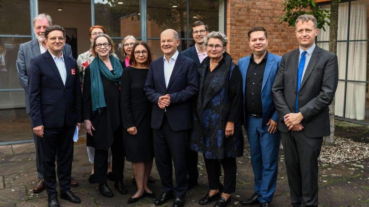 Kanzler besucht Mies van der Rohe Haus in Hohenschönhausen