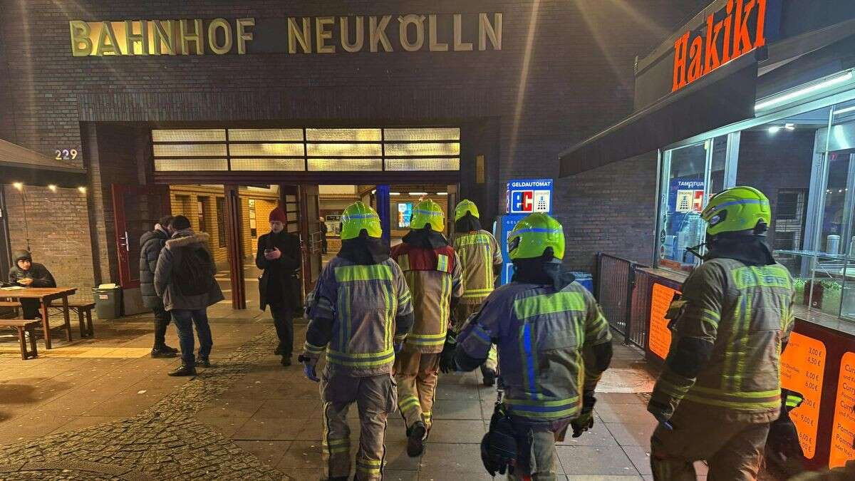 S-Bahnhof Neukölln: Person stürzt vor Zug und überlebt