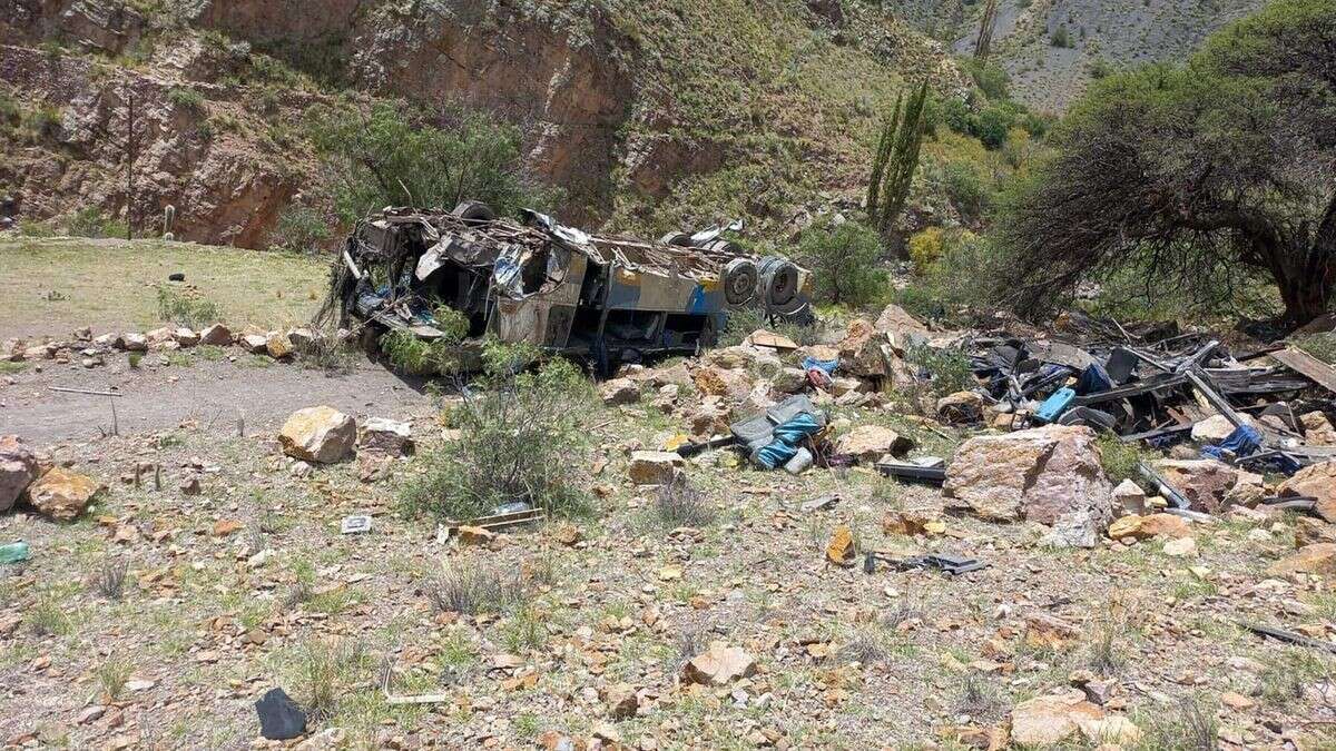 Bolivien: Bus stürzt in 800 m tiefen Abgrund – 30 Tote