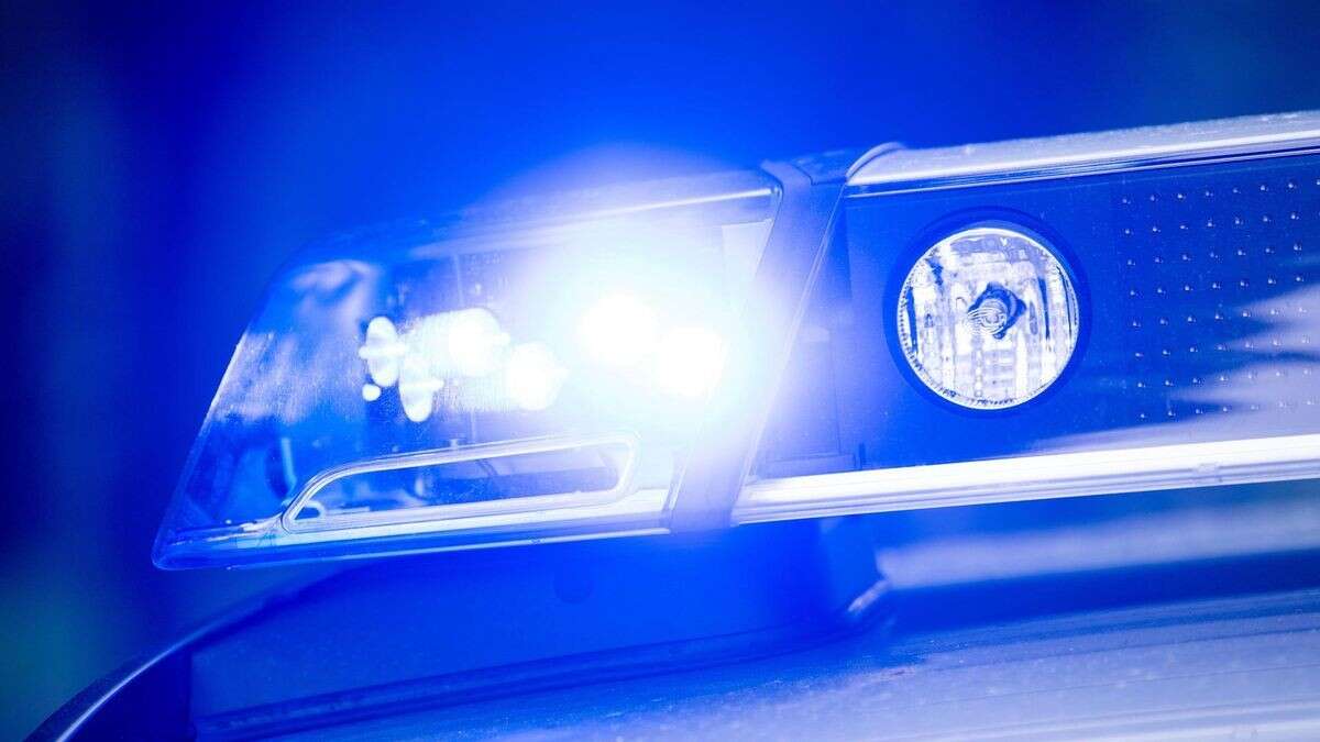 Mann zündet sich an und stürmt auf Polizisten zu