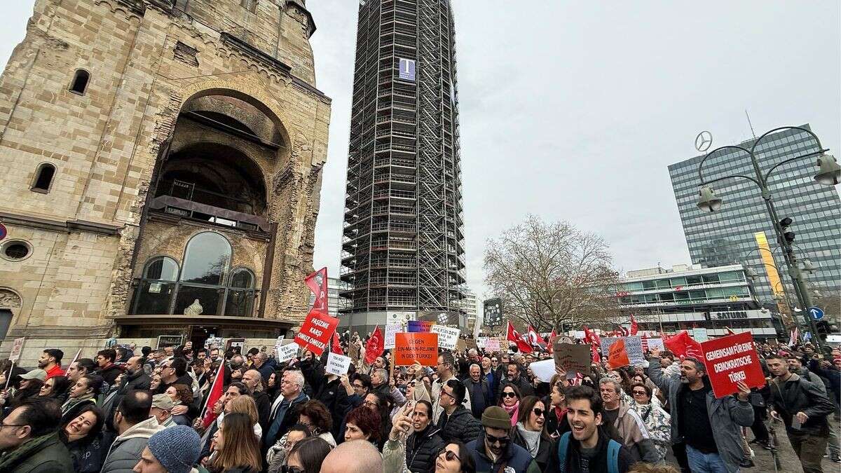 Hunderte protestieren in Berlin gegen Festnahme von Imamoglu