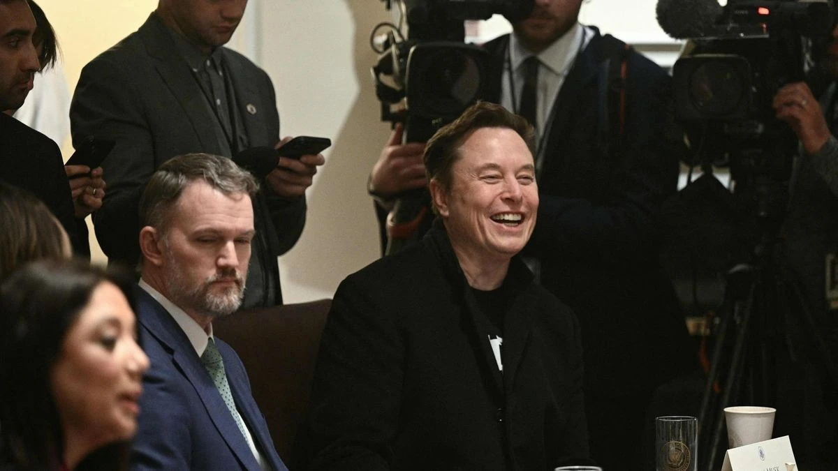 Hacker trollen Elon Musk mit manipuliertem Ampel-System