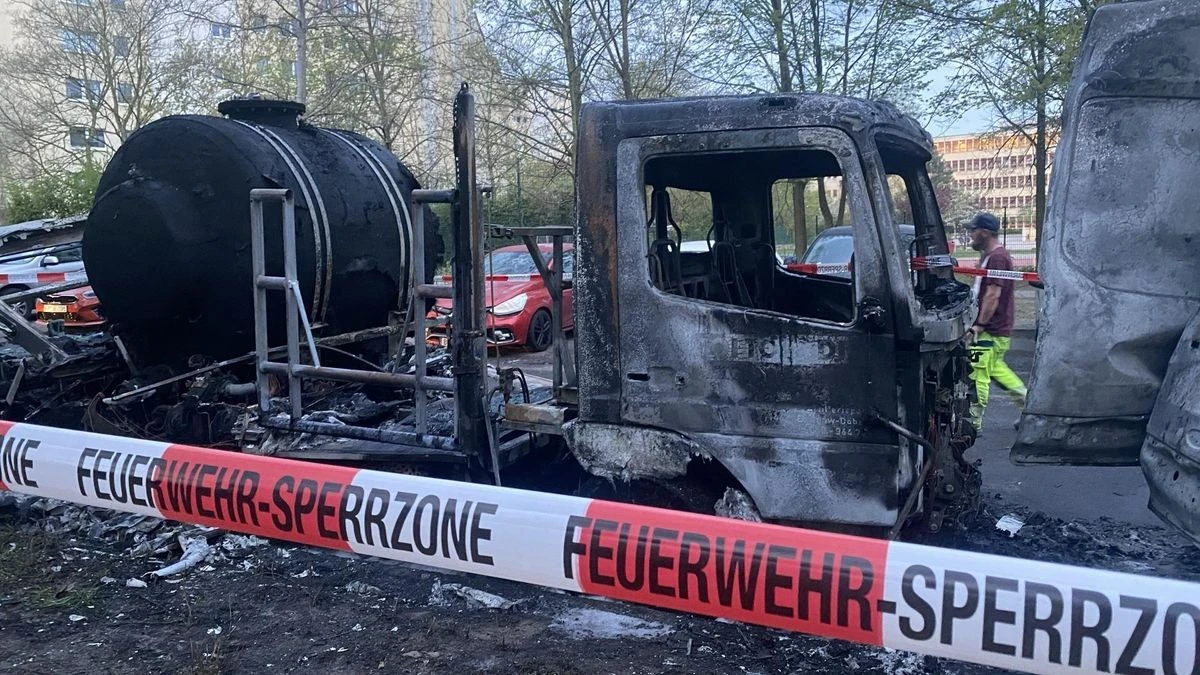 Lkw brennt in Marzahn aus – Polizei vermutet Brandstiftung