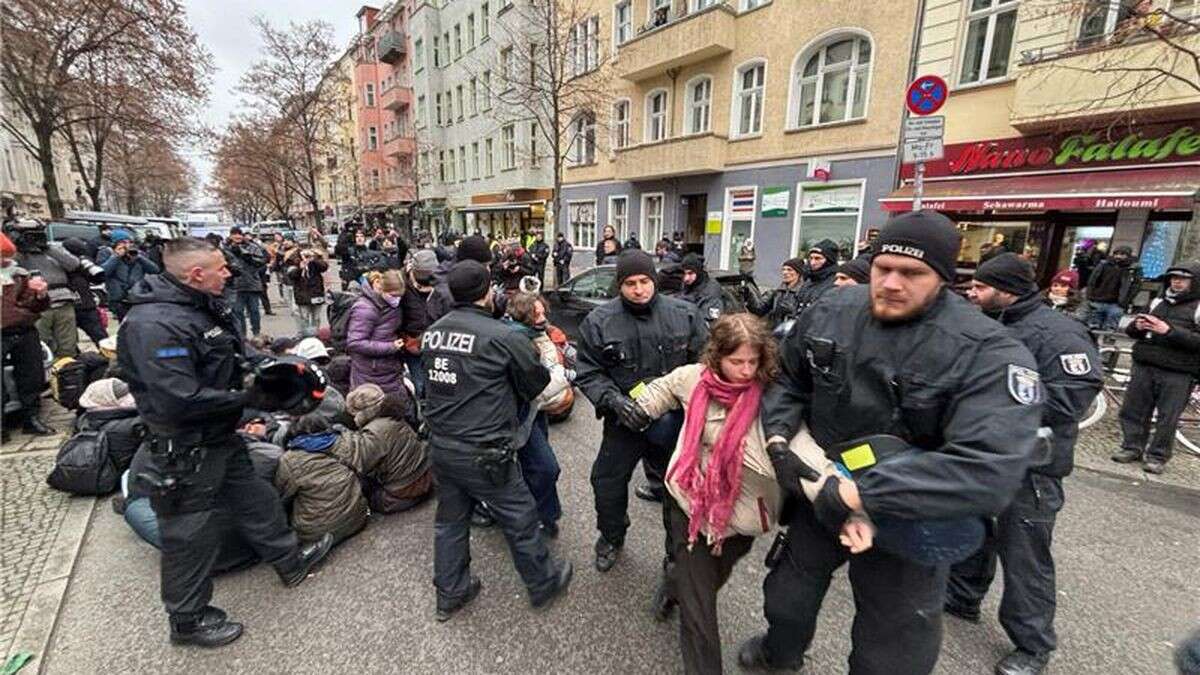 Rechter Protest in Berlin: Polizei beendet Sitzblockade der Gegendemo