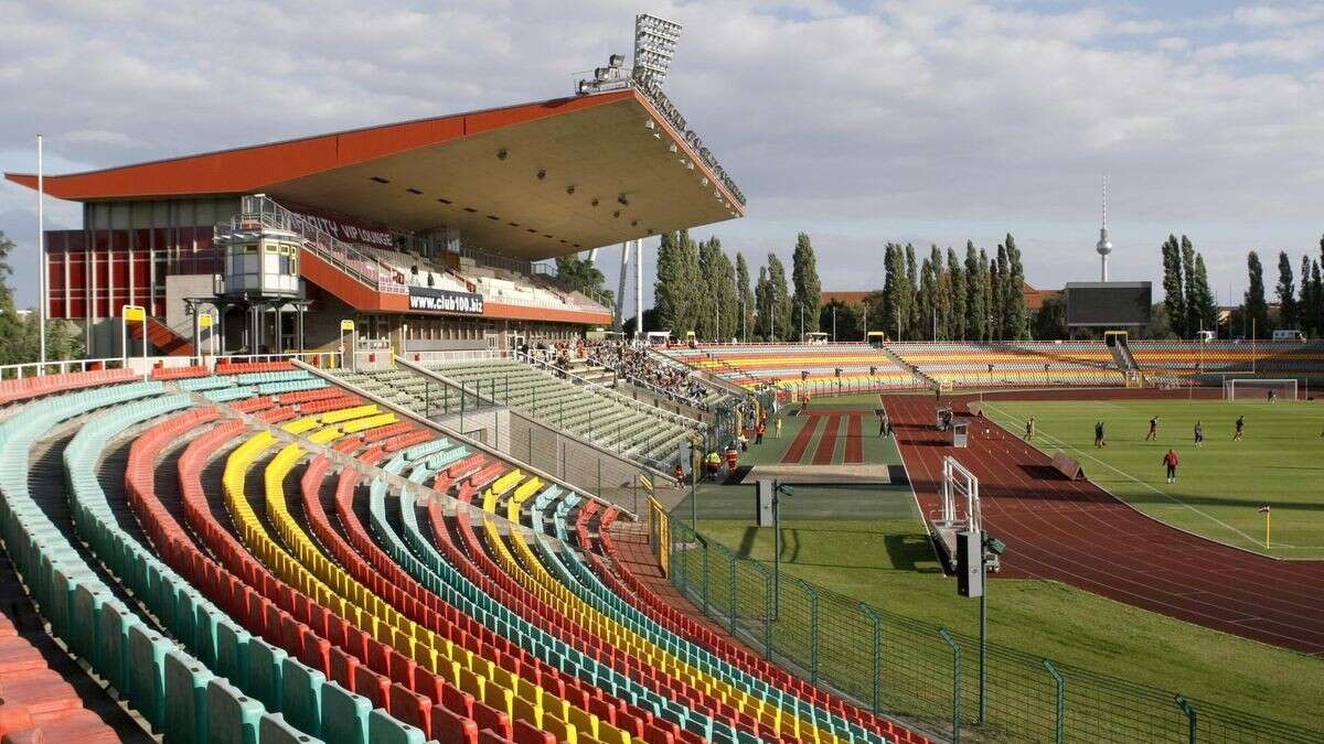 Fans sichern sich ein Stück Geschichte aus dem Jahn-Stadion