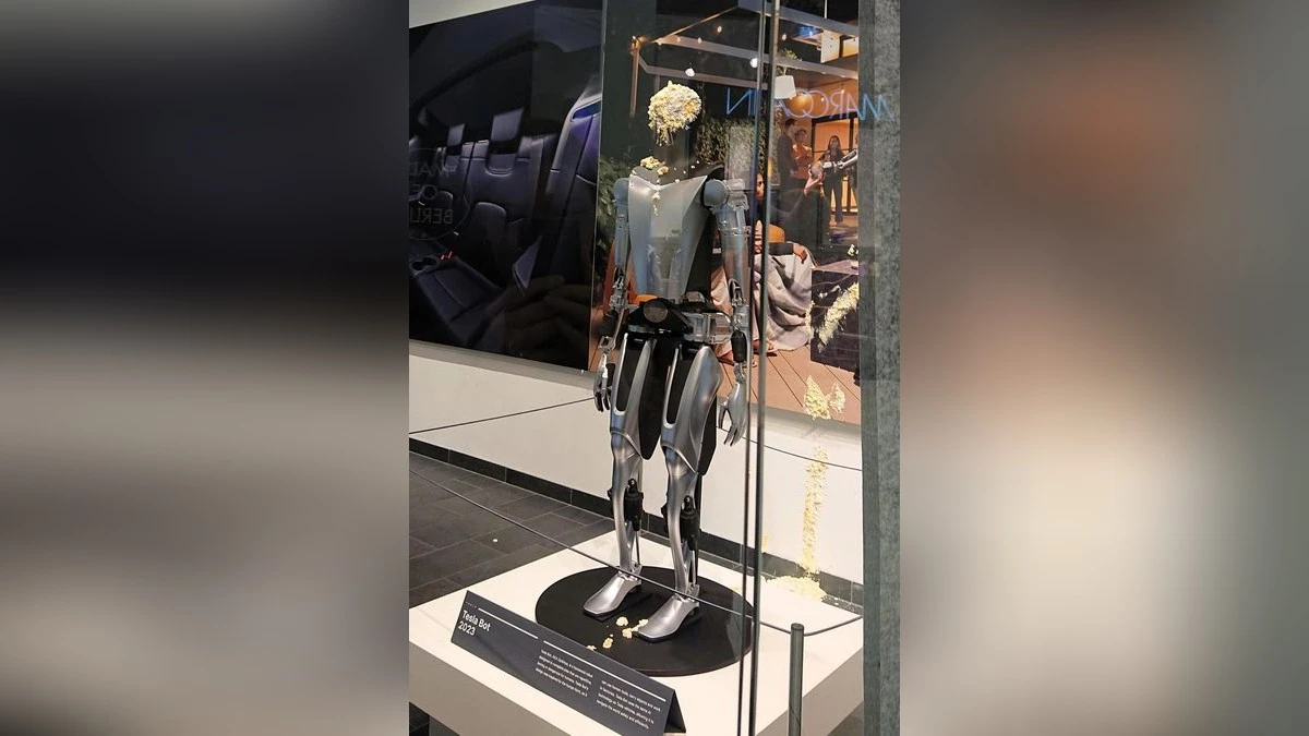 Skurrile Tortenattacke der „Neuen Generation“ auf Tesla-Roboter