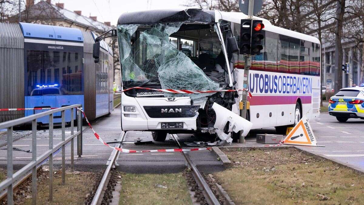 Reisebus und Tram stoßen zusammen – elf Verletzte