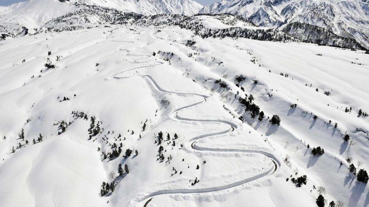 Snowboarder sitzen auf Berg fest – Rettung ist kompliziert