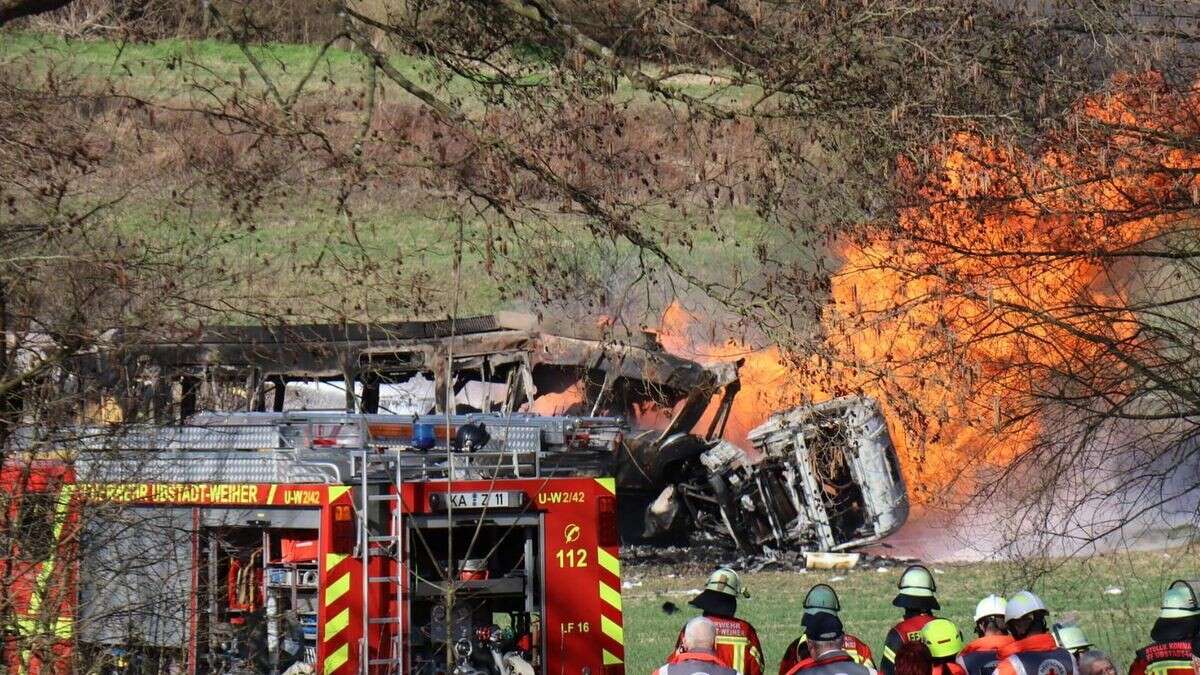 Nahe Karlsruhe: Tanklaster und Straßenbahn brennen nach Unfall