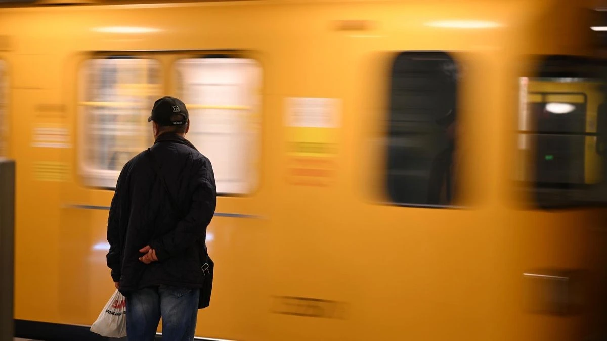 U7 ohne Scheibe unterwegs – Fahrgast alarmiert Polizei