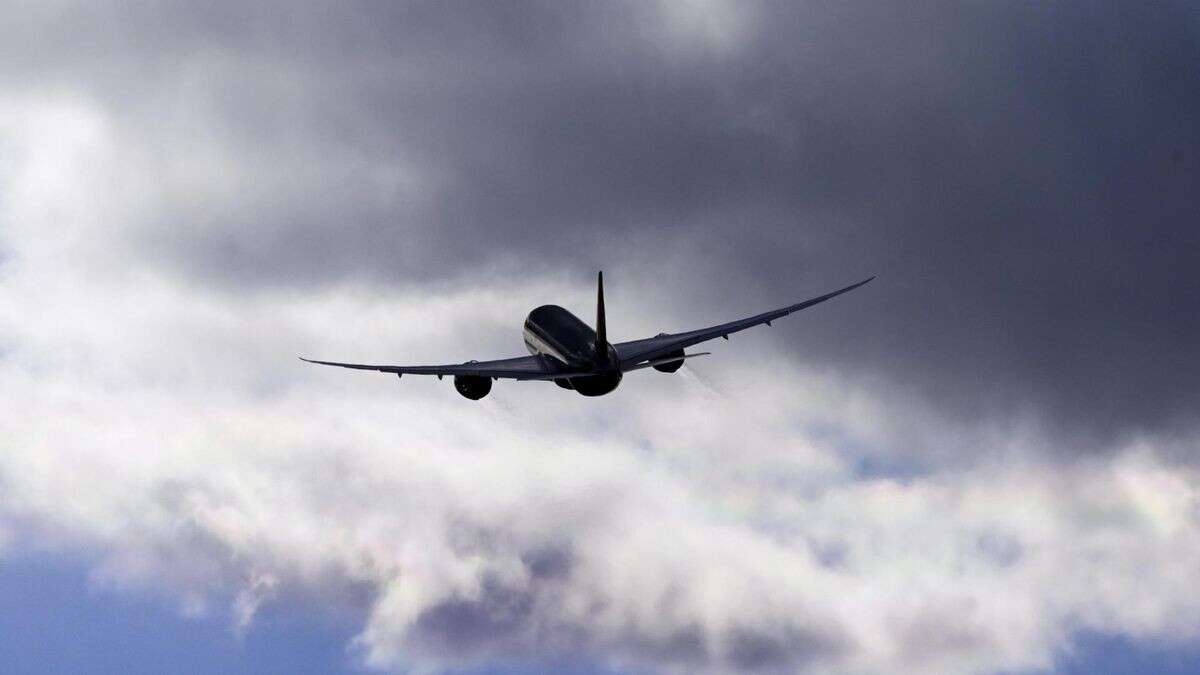 Nach Abflug in Rom: Flammen schießen aus Boeing-Triebwerk