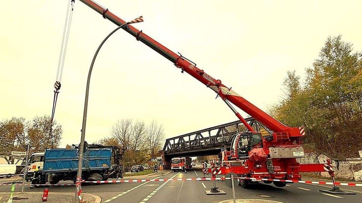 Lkw verkeilt sich unter Brücke – Stundenlange Sperrung