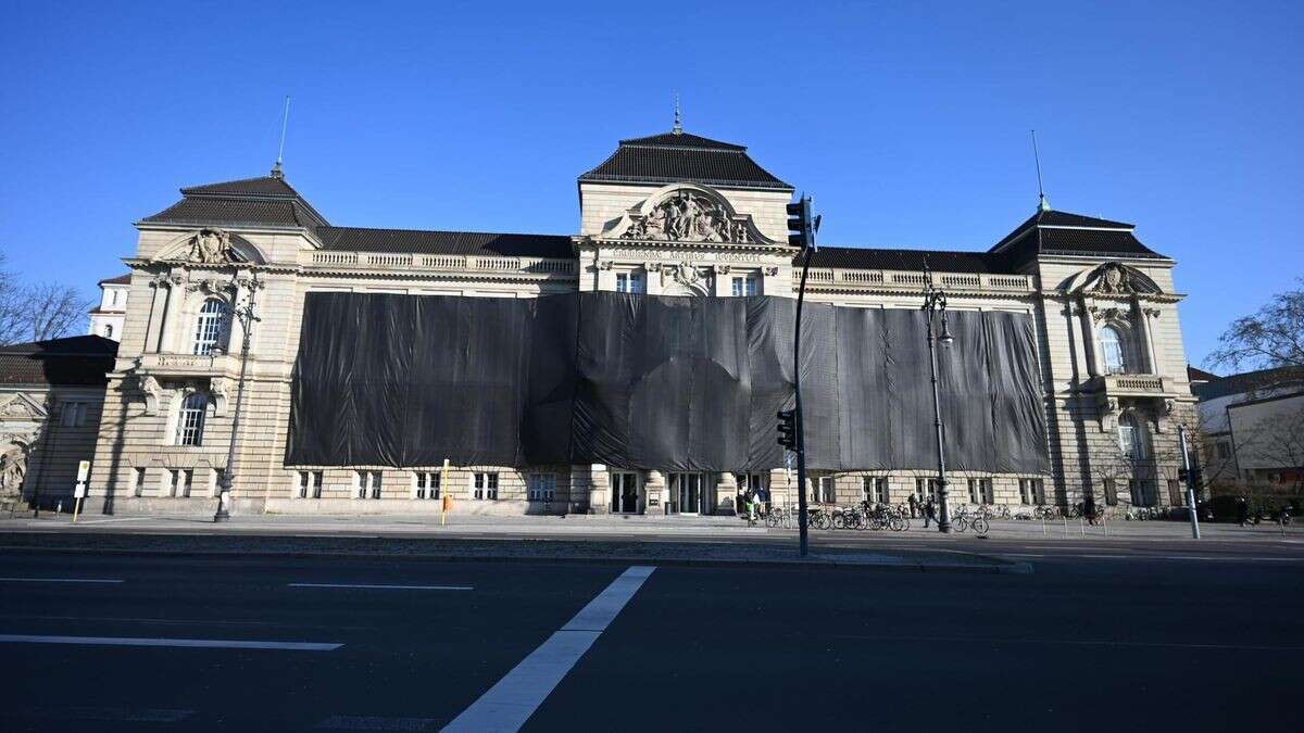 Kreativer Protest: Gebäude der Universität der Künste verhüllt