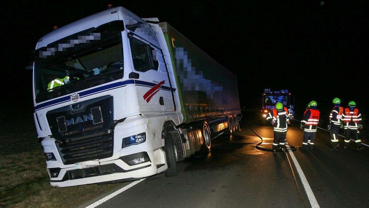 Lkw kommt von der Straße ab und gerät in gefährliche Schieflage