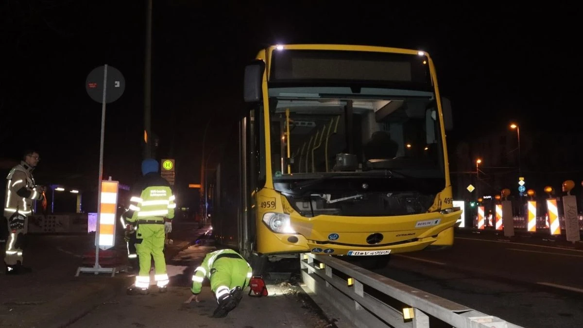 BVG-Bus wird abgedrängt – und kracht auf Leitplanke