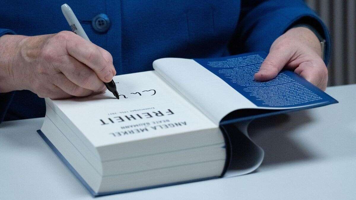 Handsigniertes Merkel-Buch wird im Netz zu Mondpreisen gehandelt