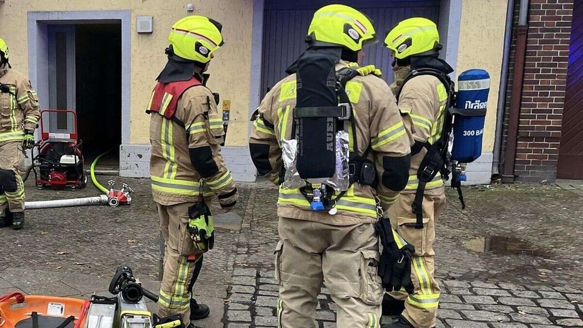 Poller sollen Feuerwehr in Neukölln bei Einsatz behindert haben