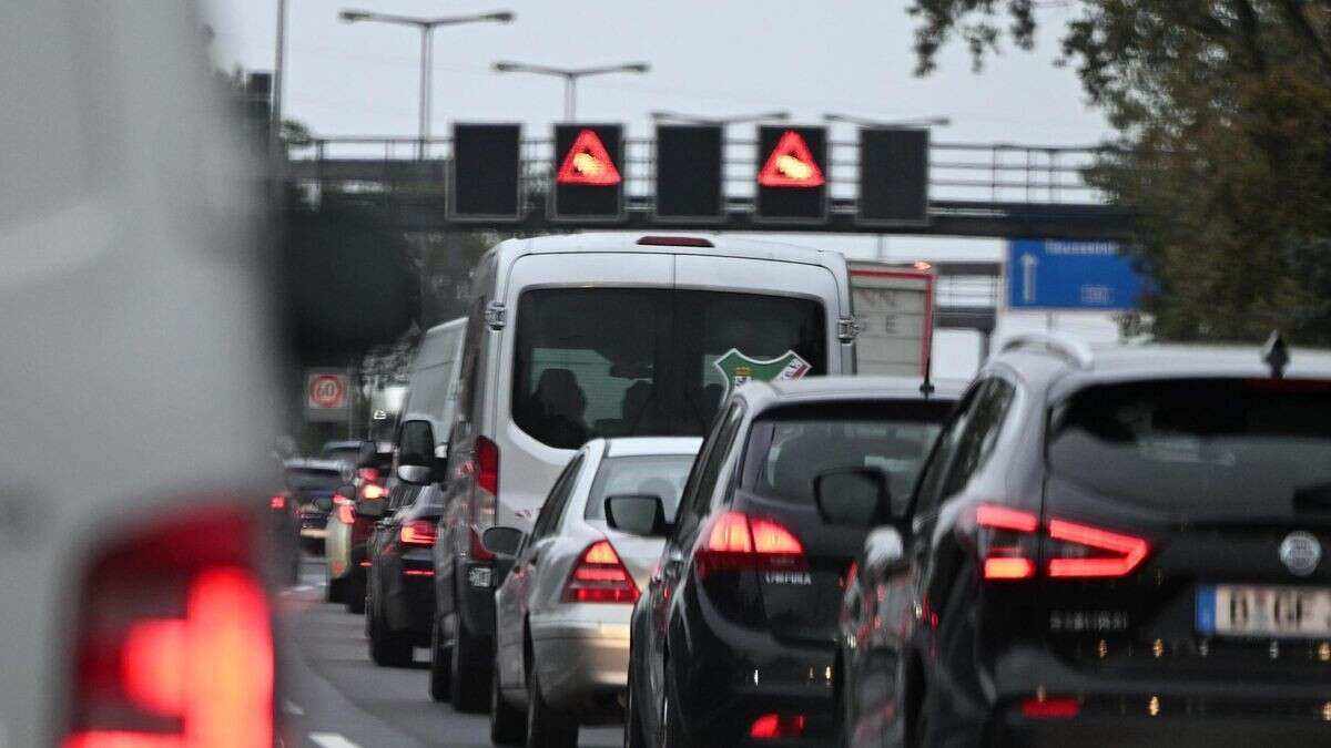 Notfall im Fahrerhaus – Lkw sorgt für Crash auf der A100