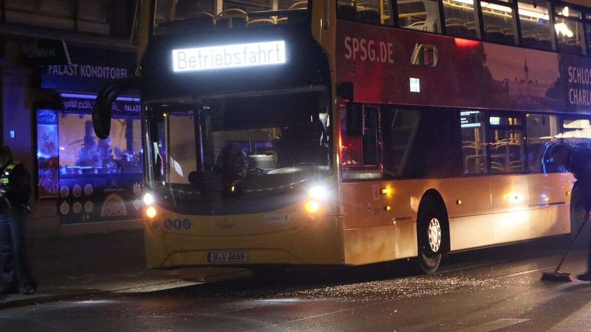 Betrunkener Mann attackiert BVG-Bus mit 2-Kilo-Pflasterstein