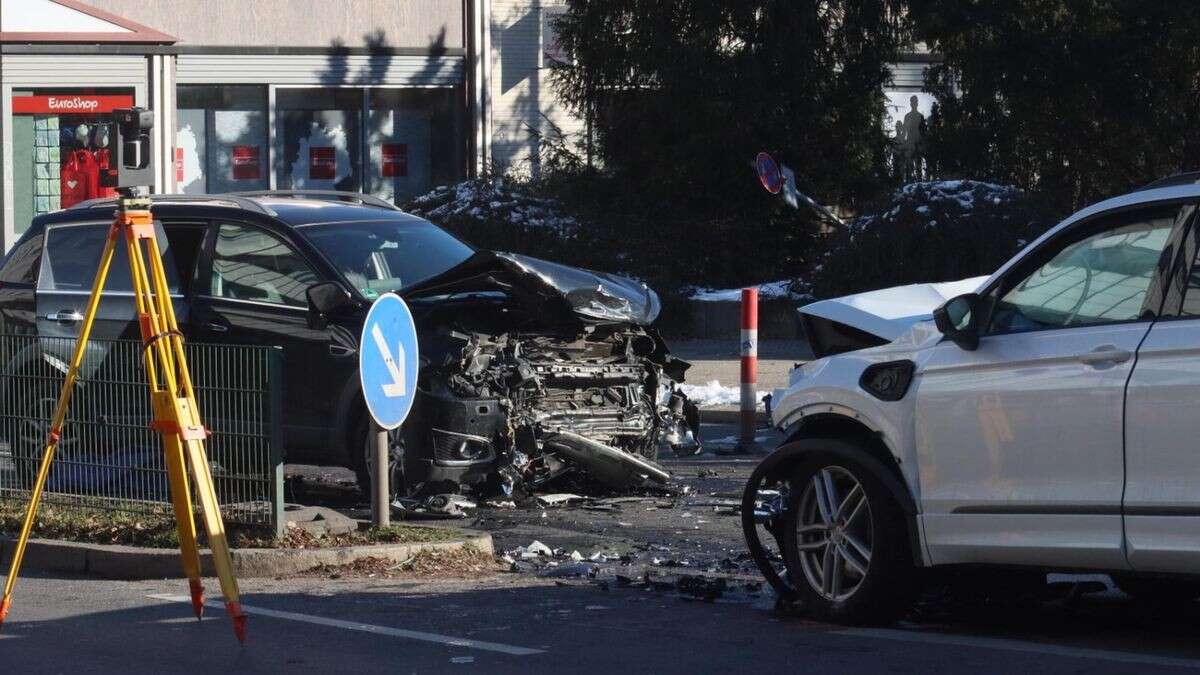 Unfall auf Tempelhofer Damm: Person stirbt, zwei Schwerverletzte