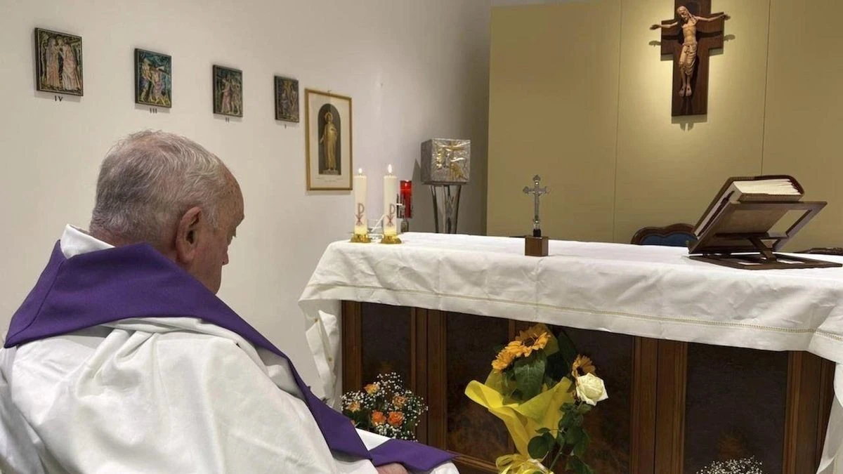 Erstes Bild seit Wochen: Papst Franziskus zeigt sich in Klinik