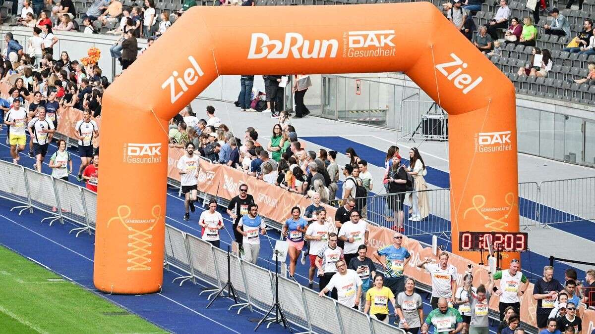 B2Run Berlin: Mit Kollegen über die Tartanbahn im Olympiastadion