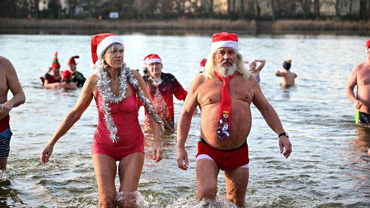 Weihnachtsbaden bei 4,1 Grad: Mutige baden im Orankesee an