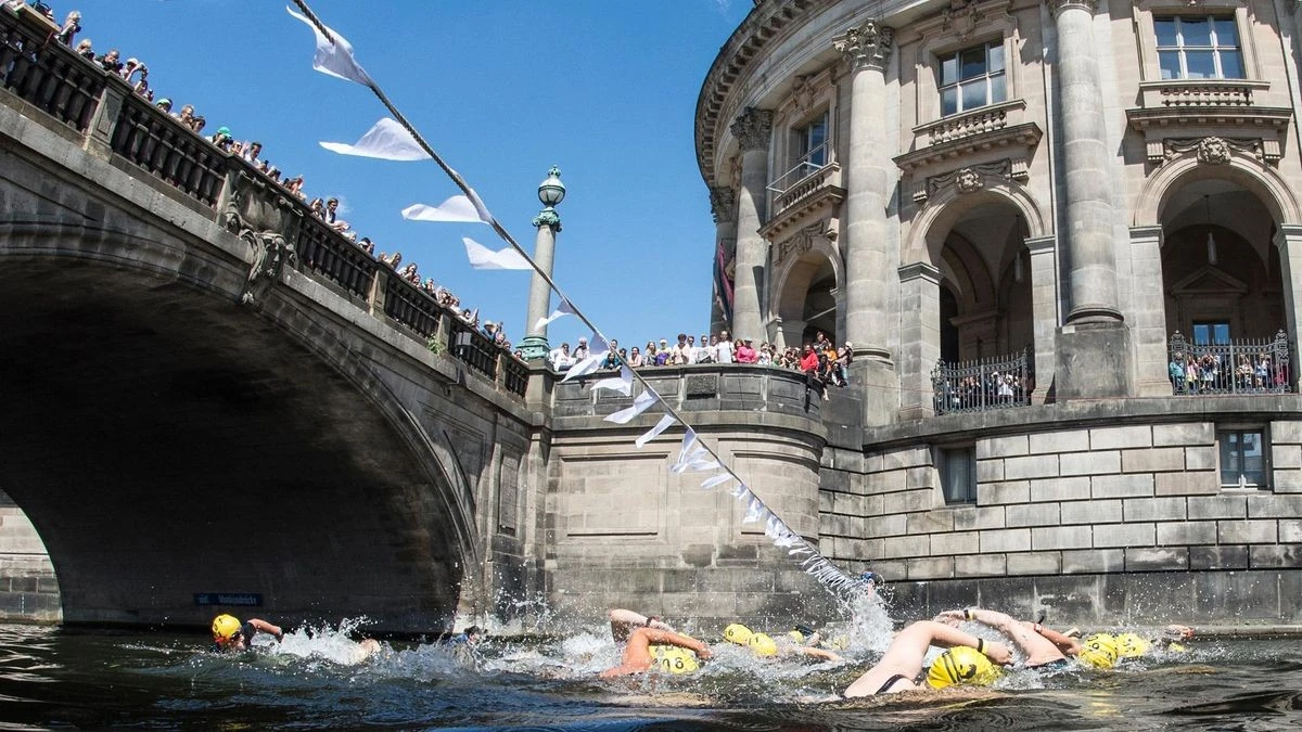 100 Jahre Badeverbot: Demonstranten wollen in der Spree schwimmen