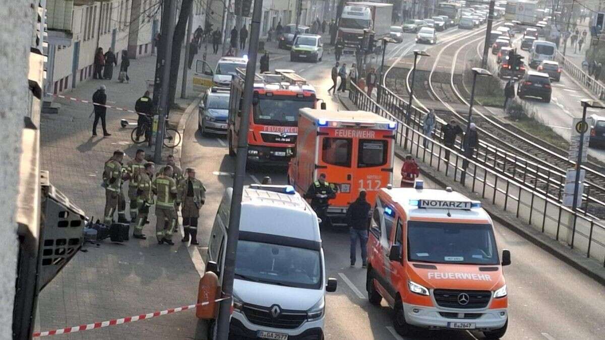 Motorradfahrer prallt gegen Hauswand und stirbt