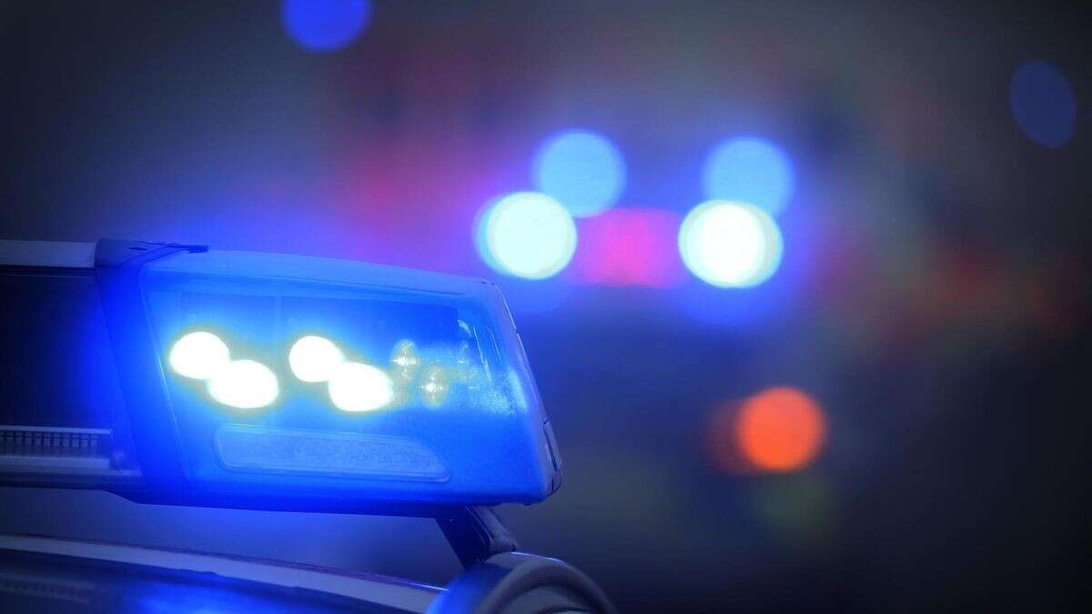 Gruppe attackiert Mann in Alt-Treptow mit Machete und Schlagstock