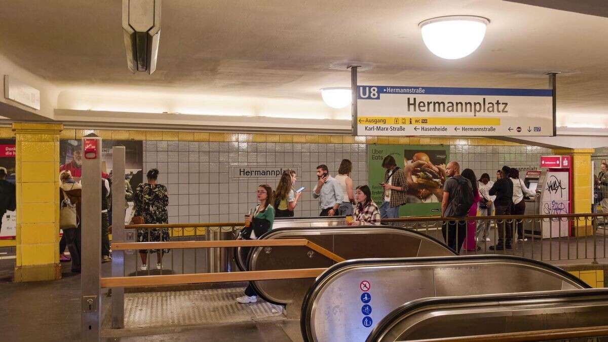 Mann küsst Partner in Neukölln – Unbekannter schlägt auf ihn ein