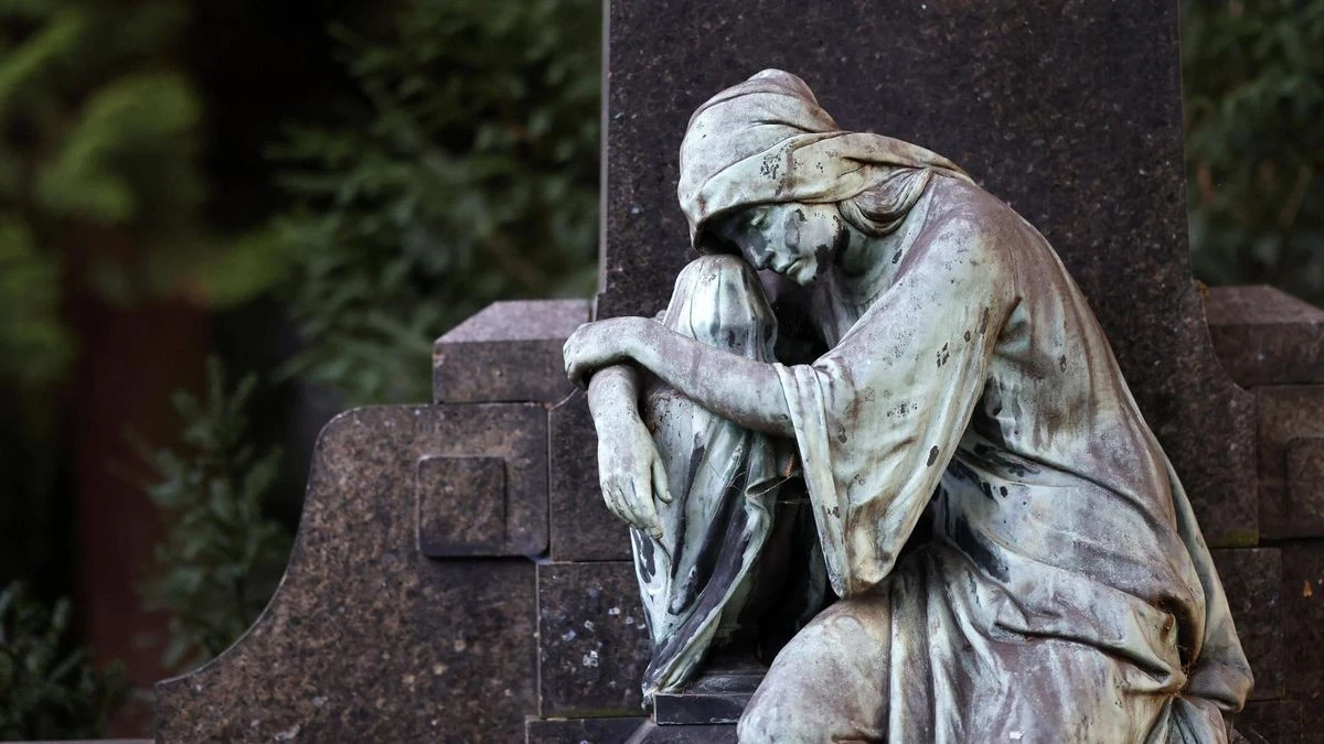 Unfall auf Friedhof: Sargträger fallen bei Beerdigung in Grab