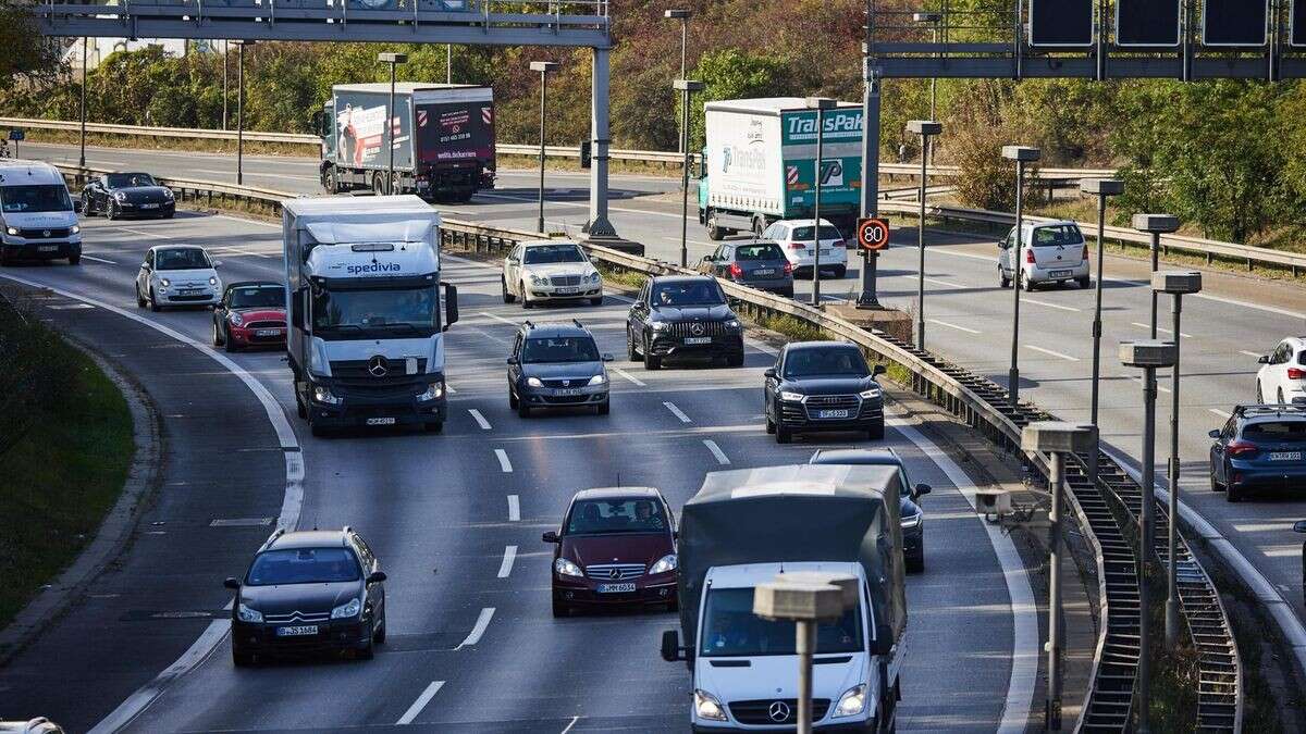 SUV und Limousine liefern sich Rennen – Auto überschlägt sich