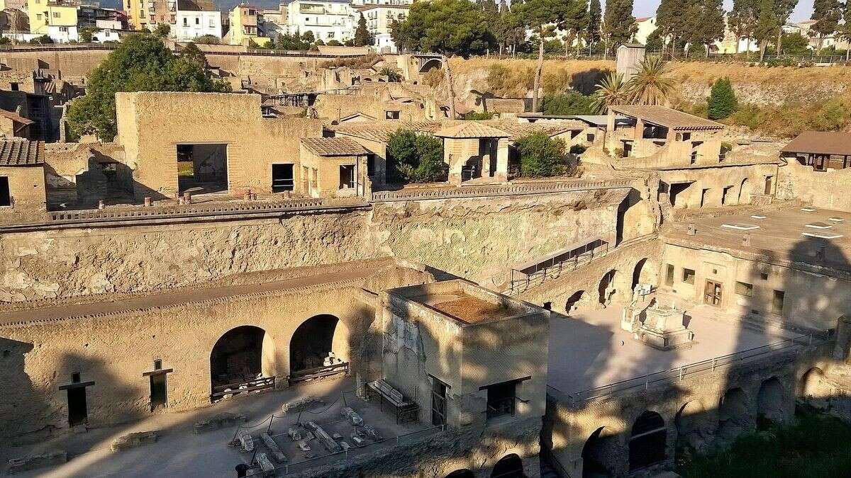 Forscher finden glitzernde Masse in 2000 Jahre altem Schädel